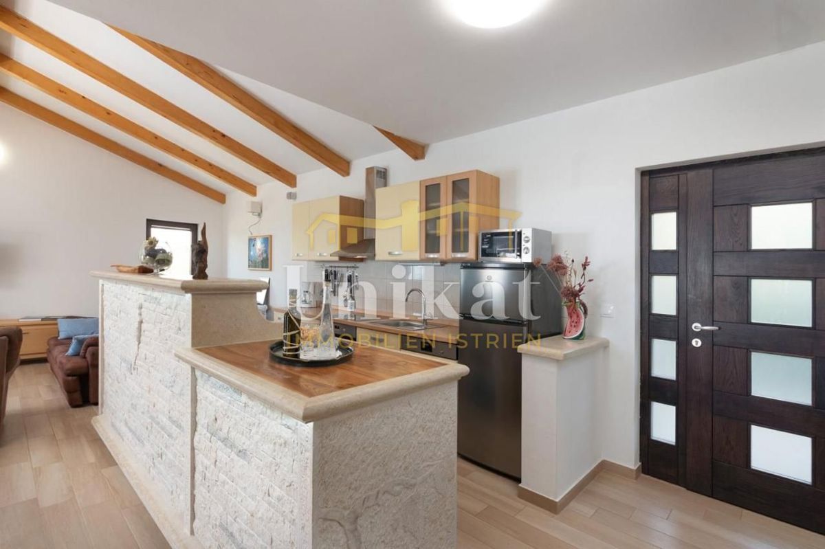 Casa con piscina e vista mare